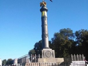 Фото: Мамай вважає, що державний прапор на монументі Слави – це знущання
