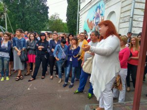У Полтаві батьки учнів третьої школи протестують, щоб не звільняли директора