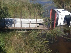 Фото: На Полтавщині вантажівка впала у річку (ФОТО)