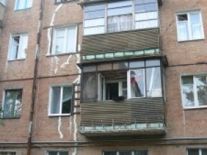 Фото: Нечистоти течуть під аварійний будинок в центрі Полтави