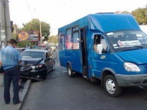 Фото: На центральній вулиці Полтави спортивне авто в’їхало в стовп