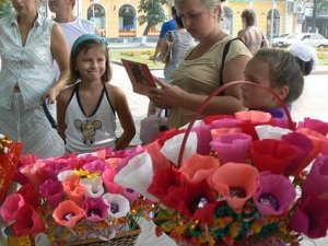 Фото: Полтавка робить із цукерок комп’ютери