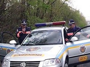 Фото: У Полтаві інспектори ДАІ евакуювали автомобіль разом з водієм у салоні