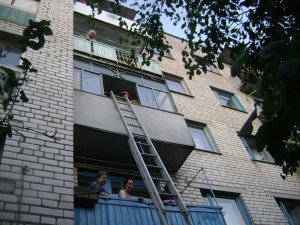 Фото: У Полтаві хворого дідуся визволили із зачиненої квартири