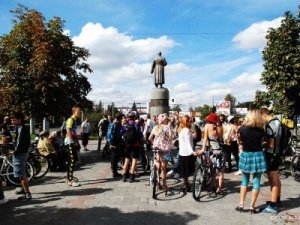 Фото: У Полтаві відбувся дівочий велопарад (Фото)