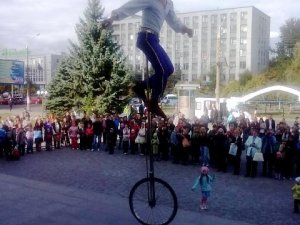 Фото: Полтавець стрибає на одноколісному велосипеді через скакалку