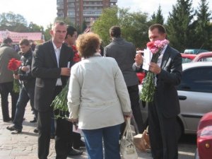 Фото: Представники кандидата в мери Полтави роздавали жінкам квіти