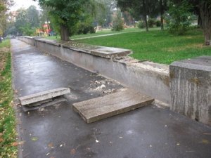 Фото: Вандали пошкодили бордюр біля Сонячного парку (Фотофакт)