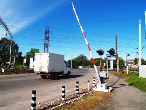 Фото: У Полтаві водії автомобілів свідомо порушують правила дорожнього руху на переїздах