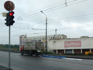 Фото: Через ДТП міст на Великотирнівській покрився металом