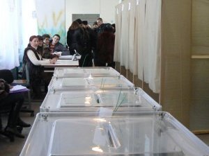 Фото: Полтавцям на виборах вручать 7 різнокольорових бюлетнів