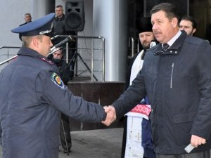 Фото: У Полтаві знову дарували автомобілі міліції