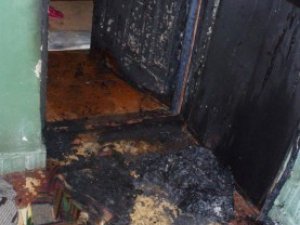 Фото: Палій-рецидивіст за ніч підпалив вхідні двері восьми квартир полтавців