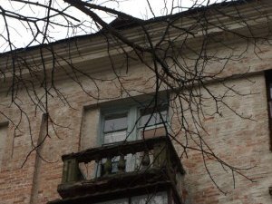У Полтаві 19-річна дівчина випала з балкону 4-го поверху за загадкових обставин