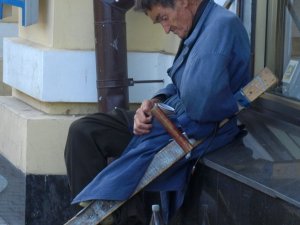 Фото: У Полтаві чоловік без руки, ноги та зору заробляє кошти для хворої сестри та самотужки подорожує