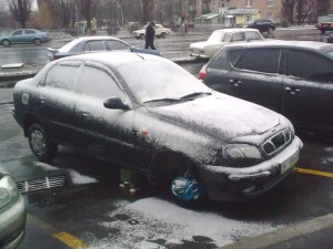 Фото: У Полтаві полюбляють роззувати автівки