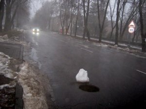 У Полтаві на Жовтневій люки прикривають сміттям або снігом