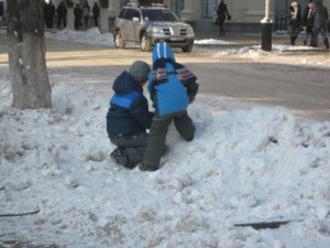 Полтавську малечу біля театру Гоголя розважили казкові персонажі