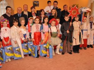 Фото: Діти щедрували у головного міліціонера Полтавщини