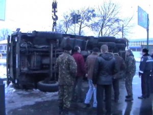 Фото: Водій Камаза, що перекинувся у Полтаві, не постраждав