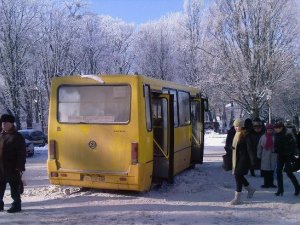 Фото: У Полтаві маршрутка провалилася у каналізаційний колектор