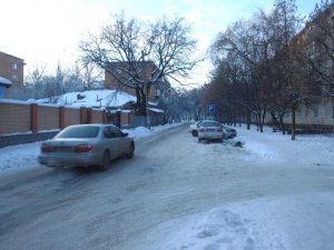 Фото: Полтавці викидають сміття прямо під колеса автомобілів на місці, де стояли сміттєві баки