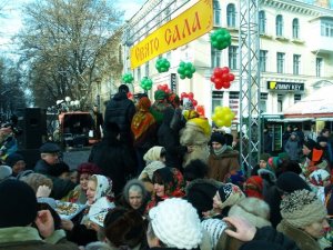 Полтавців годували салом із родзинками