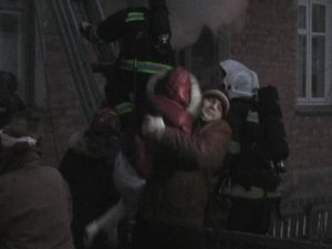 У Полтаві через пожежу хлопець з поламаною рукою вистрибнув з другого поверху