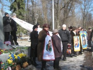 Фото: Полтавці вишили останній шлях Шевченка на одному рушникові