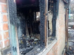 Фото: У Полтаві хлопцю-сироті ніде жити, бо друзі спалили його будинок