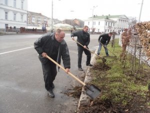 Фото: Мер Полтави в рамках суботника прибирав парк у центрі міста