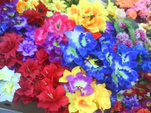 Фото: Штучні квіти у Полтаві коштують від 3 гривень за квітку до 160 гривень за кошик
