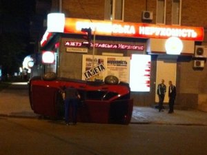 Фото: Я-Репортер. В центрі Полтави зіткнулися Деу та ВАЗ