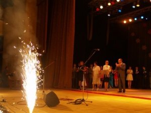 Фото: Олександр Мамай вручив медалі полтавським випускникам