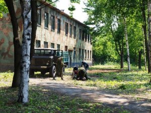 Фото: "Терористи" захопили полтавську казарму