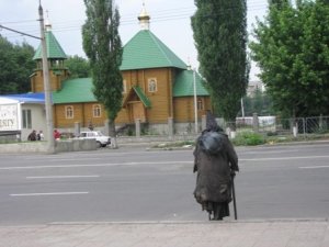 Фото: В Полтаві бабуся відмовилась від допомоги і ледь не потрапила під машину