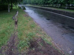 У Полтаві ДТП: легковик зніс бетонний стовп