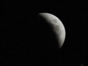 Фото: Я-Репортер. Місячне затемнення через об'єктив камери