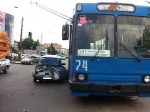 Фото: Я-Репортер. Час назад случилось ДТП на Зеньковской: ВАЗ неудачно "встретился" с троллейбусом