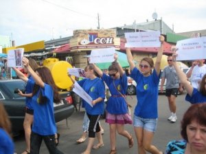 Фото: В Полтаві працівники міськвиконкому  влаштували флешмоб на Центральному ринку