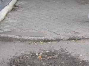Фото: Як залатали яму біля Полтавської мерії після того, як туди вскочило авто