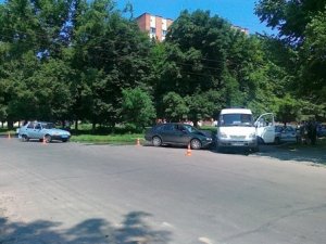 Фото: Я-Репортер. На перехресті Ватутіна і Шевченка у Полтаві сталося ДТП: зіткнулося 3 авто