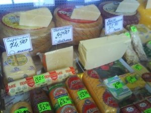 Полтавський продавець розповіла як покупцям збувають зіпсований сир та масло