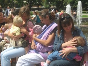 Фото: Сьогодні Полтава приєдналась до Всесвітньої акції грудного вигодовування