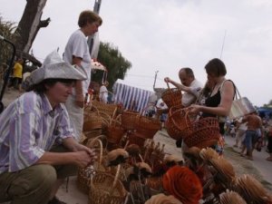 Фото: На Сорочинской ярмарке устроят пивную битву и научат варить борщ