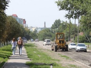 Фото: Ремонт дороги у Полтаві: трактором зупиняють автомобілі, але водії йдуть напролом