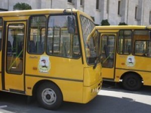 Фото: Під стіни Полтавської облдержадміністрації з'їдуться шкільні автобуси