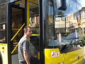 Полтавцям представили новий тролейбус, який на зупинках опускатиметься до рівня бордюру