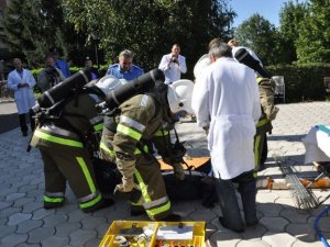 Фото: Міліціонери та еменесники рятували лікарню від пожежі під час навчань
