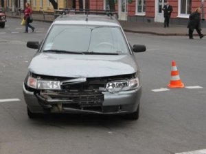 Фото: ДТП у Полтаві: на перехресті вулиць Гоголя та Леніна перекинулось авто